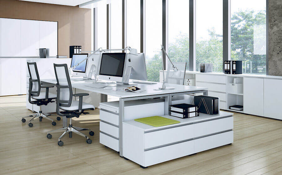 Büroeinrichtung München weißer Schreibtisch moderne Bürostühle in hellem Büroraum